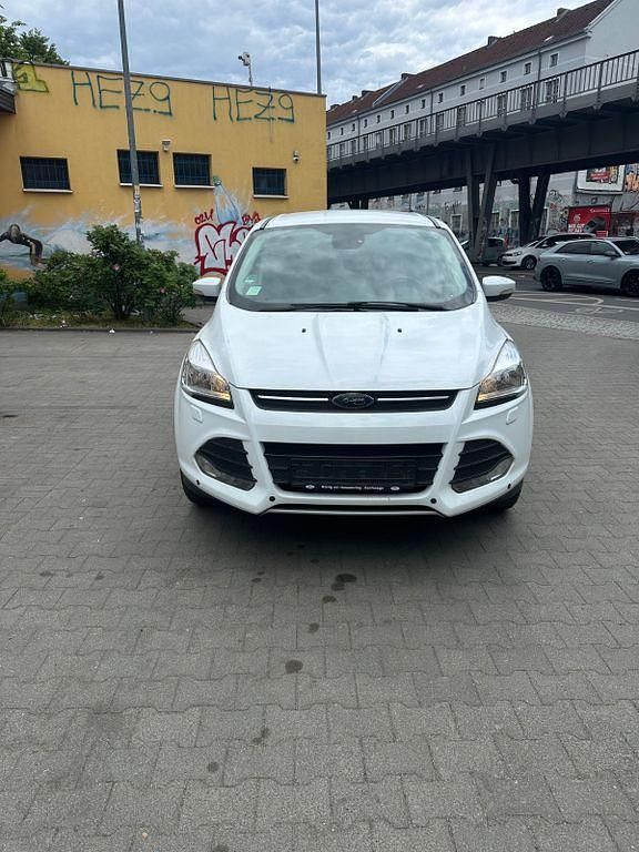 Weiß Gebraucht 2015 Ford Kuga Individual SUV | 10.900 € (Guter Preis) - Bild 1/4