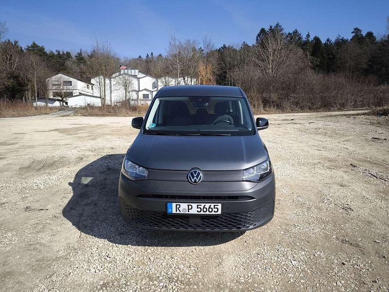 Grau Gebraucht 2022 VW Caddy Basis Van / Kleinbus | 23.100 € (Teuer) - Bild 1/4