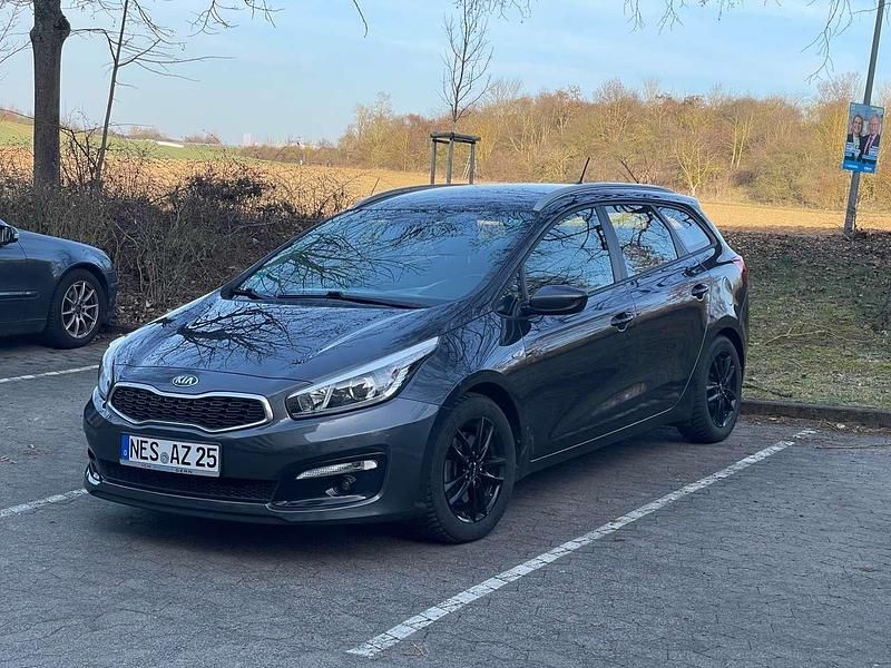 Używany Kia Ceed Attract 99 KM (72 kW) 2017 Szary Hatchback