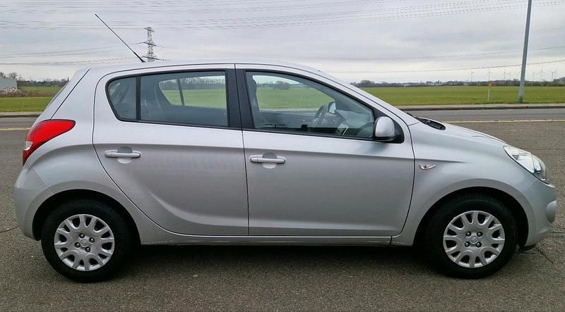 Gebraucht Hyundai i20 Edition 77 PS (56 kW) 2011 Silber Kleinwagen