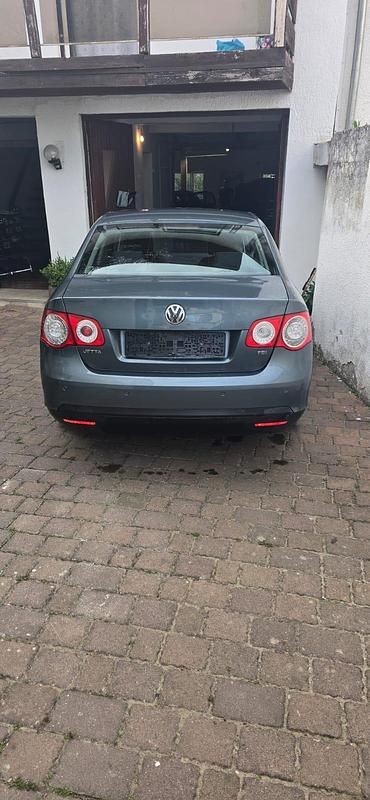 Blau Gebraucht 2006 VW Jetta Limousine | 2.000 € (Superpreis) - Bild 1/4
