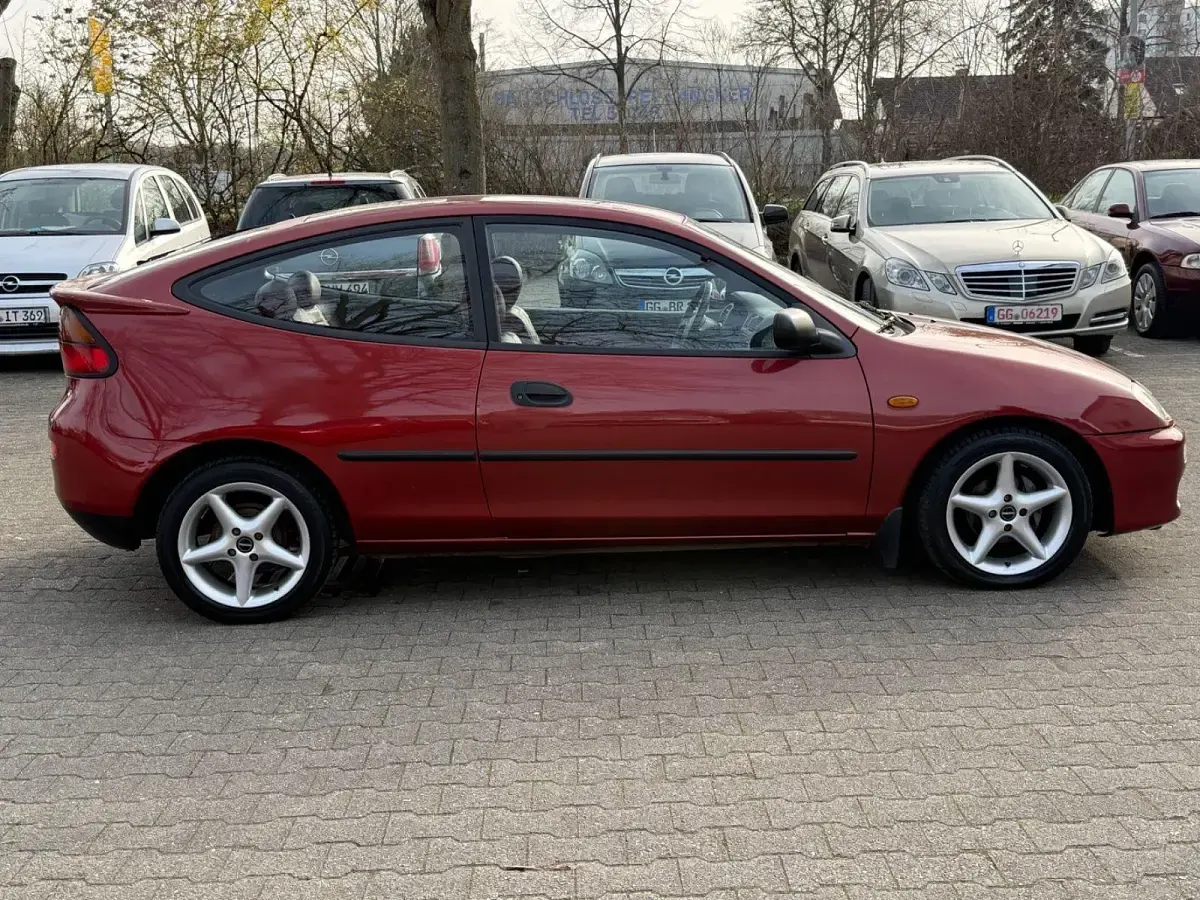 Używany Mazda 323 88 KM (64 kW) 1999 Czerwony Sedan/Limuzyna