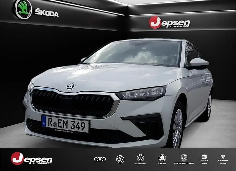 Weiß Gebraucht 2024 Skoda Scala Essence Kleinwagen | 20.270 € (Fairer Preis) - Bild 1/4