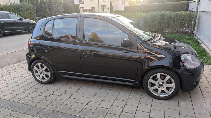 Schwarz Gebraucht 2001 Toyota Yaris Kleinwagen | 2.000 € (Fairer Preis) - Bild 1/4