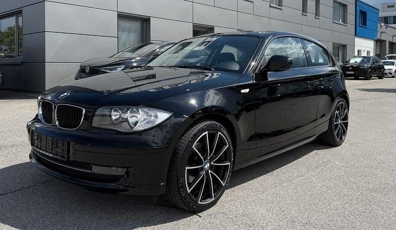 Schwarz Gebraucht 2012 BMW 118 Sport Line Kleinwagen | 10.600 € (Teuer) - Bild 1/4
