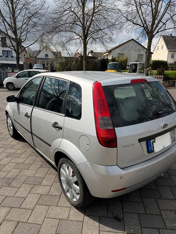 Gebraucht Ford Fiesta 80 PS (58 kW) 2005 Silber Kleinwagen