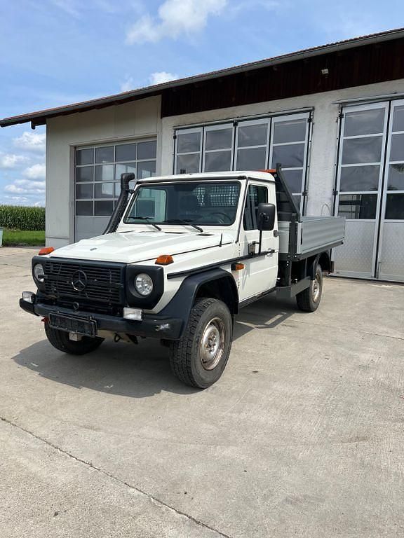 Weiß Gebraucht 2011 Mercedes G300 SUV | 58.200 € (Teuer) - Bild 1/4