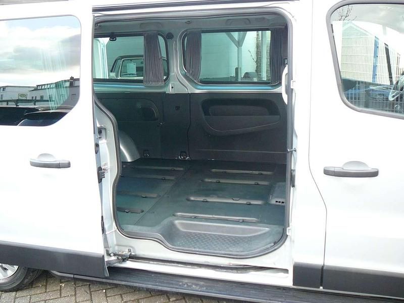 Gebraucht Opel Vivaro 125 PS (91 kW) 2016 Aluminium silber/grey(m2) Van / Kleinbus