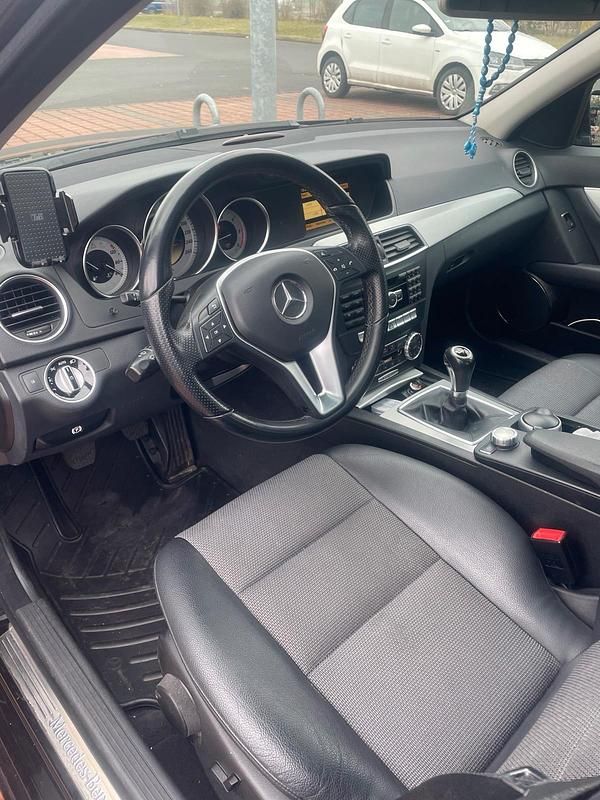 Gebraucht Mercedes C200 136 PS (100 kW) 2011 Schwarz Limousine