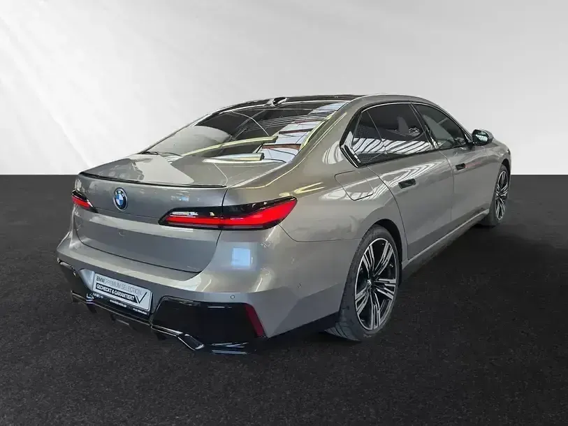 Gebraucht BMW 750e M Sport 489 PS (359 kW) 2024 Oxidgrau metallic Limousine