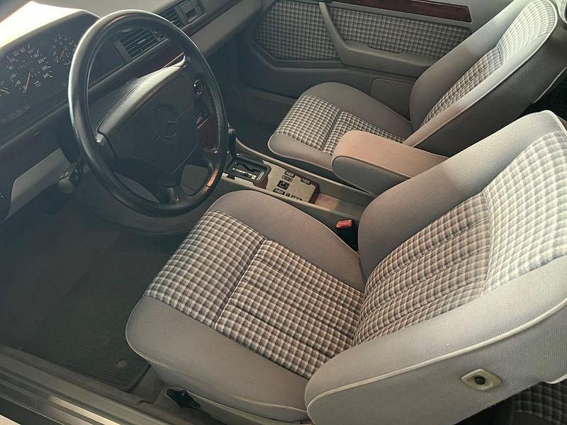 Gebraucht Mercedes E300 179 PS (131 kW) 1992 Schwarz