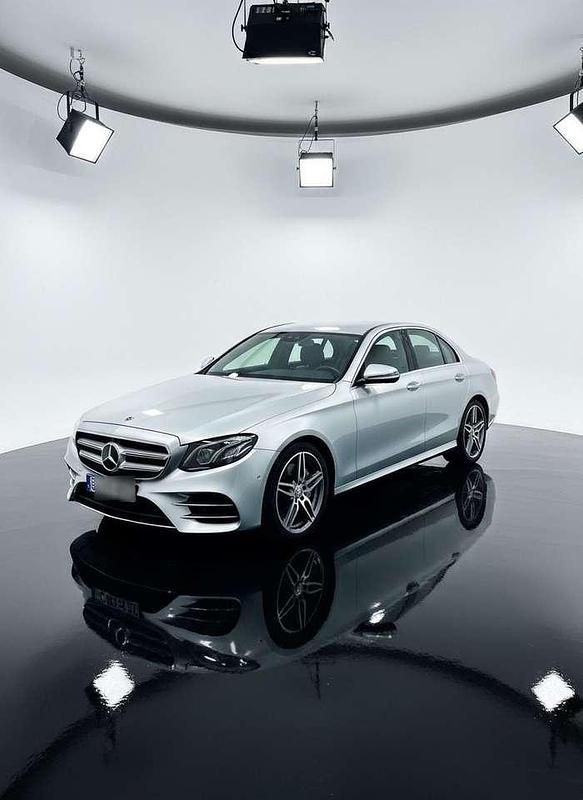 Grau Gebraucht 2019 Mercedes E200 AMG Limousine | 29.400 € (Fairer Preis) - Bild 1/4