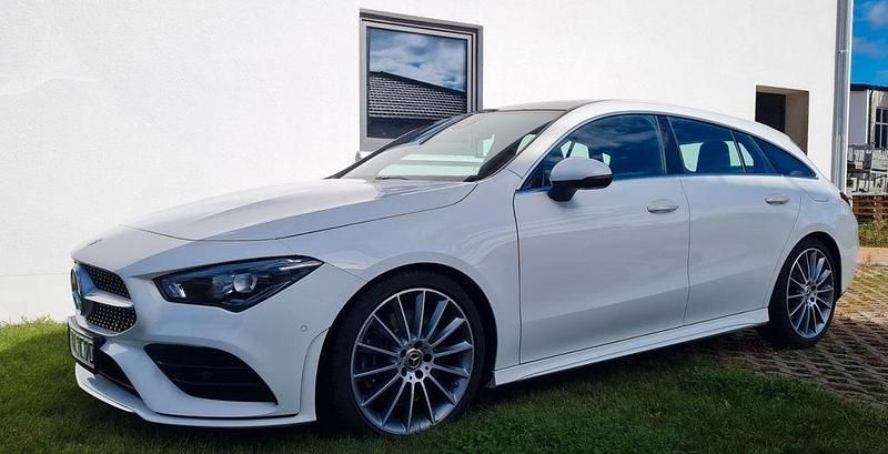 Weiß Gebraucht 2019 Mercedes CLA220 Shooting Brake AMG Kombi | 30.198 € (Teuer) - Bild 1/4