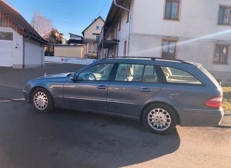 Blau Gebraucht 2004 Mercedes 220 Kombi | 3.333 € (Etwas zu teuer) - Bild 1/4