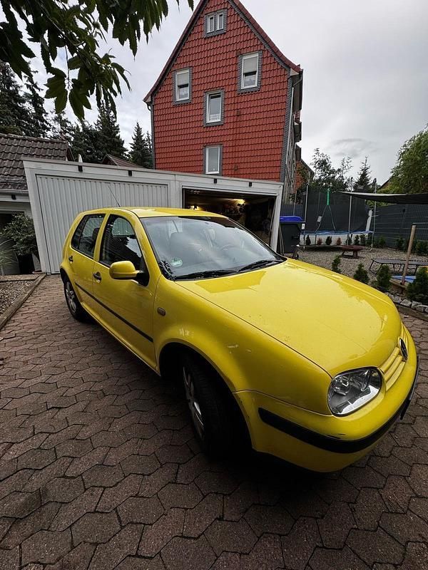Gelb Gebraucht 2000 VW Golf IV Kleinwagen | 450 € (Superpreis) - Bild 1/4