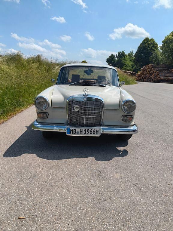 Grau Gebraucht 1966 Mercedes 230 Limousine | 13.900 € - Bild 1/4