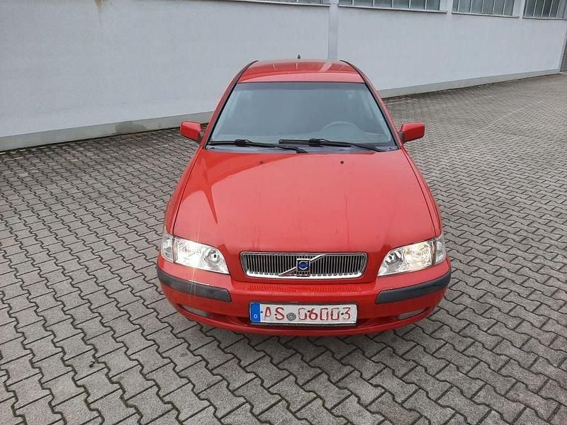Rot Gebraucht 2002 Volvo V40 Comfort Kombi | 2.990 € (Etwas zu teuer) - Bild 1/4
