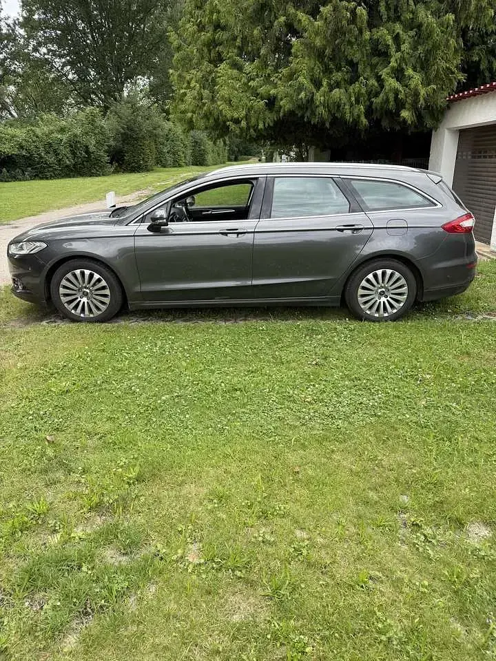 Gebraucht Ford Mondeo Titanium 160 PS (117 kW) 2015 Grau Kombi