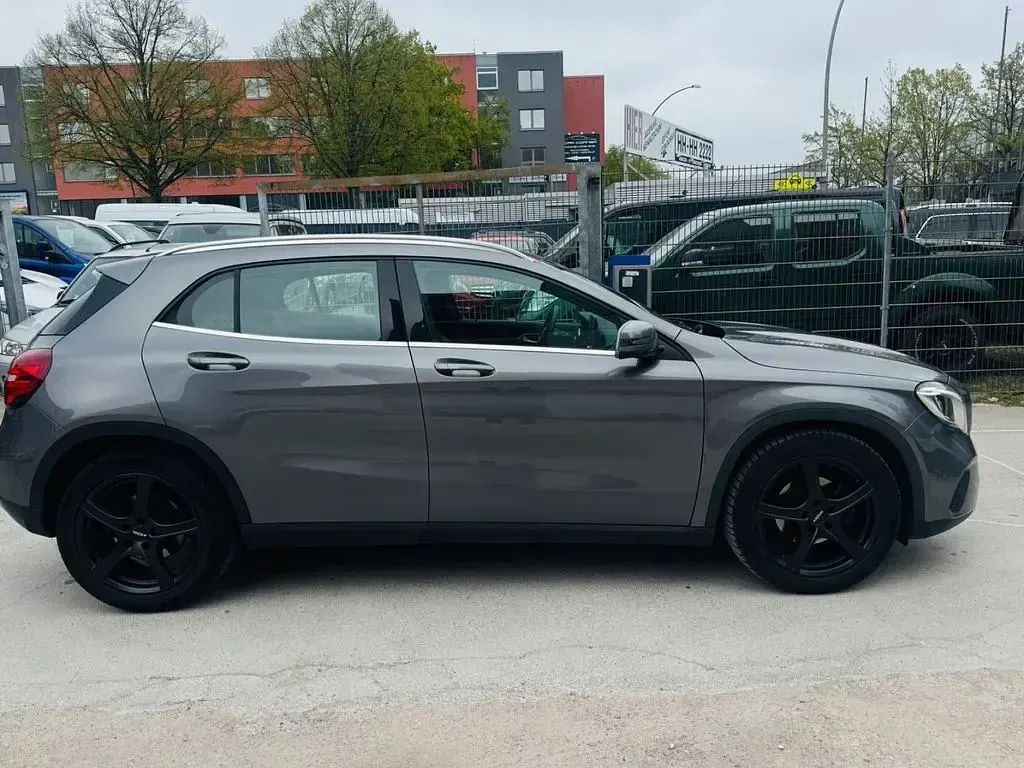 Gebraucht Mercedes GLA180 Urban 122 PS (89 kW) 2020 Grau SUV