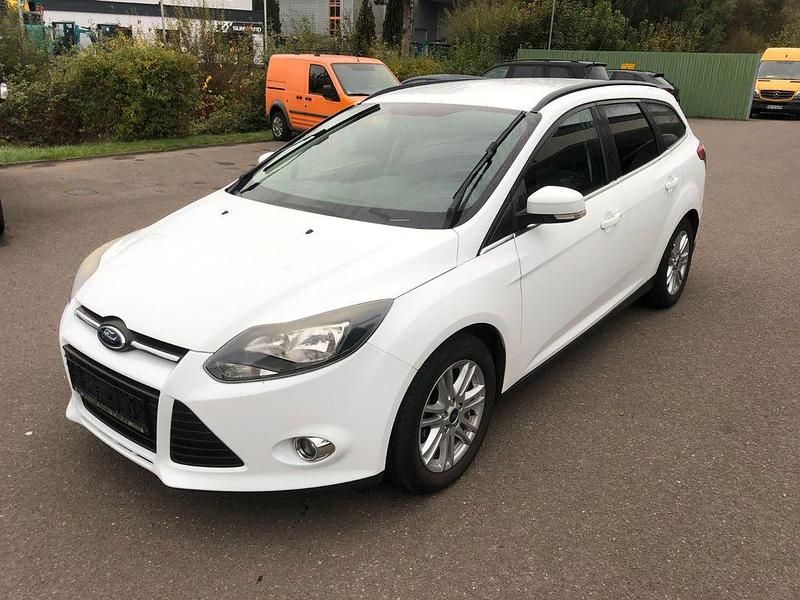 Weiß Gebraucht 2014 Ford Focus Trend Limousine | 3.490 € (Fairer Preis) - Bild 1/4