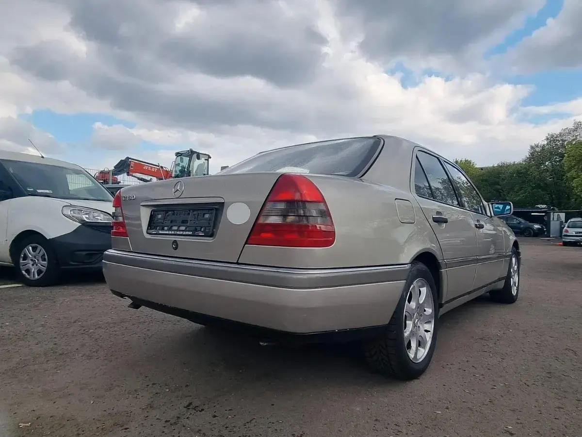 Gebraucht Mercedes C180 122 PS (89 kW) 1995 Grau Limousine