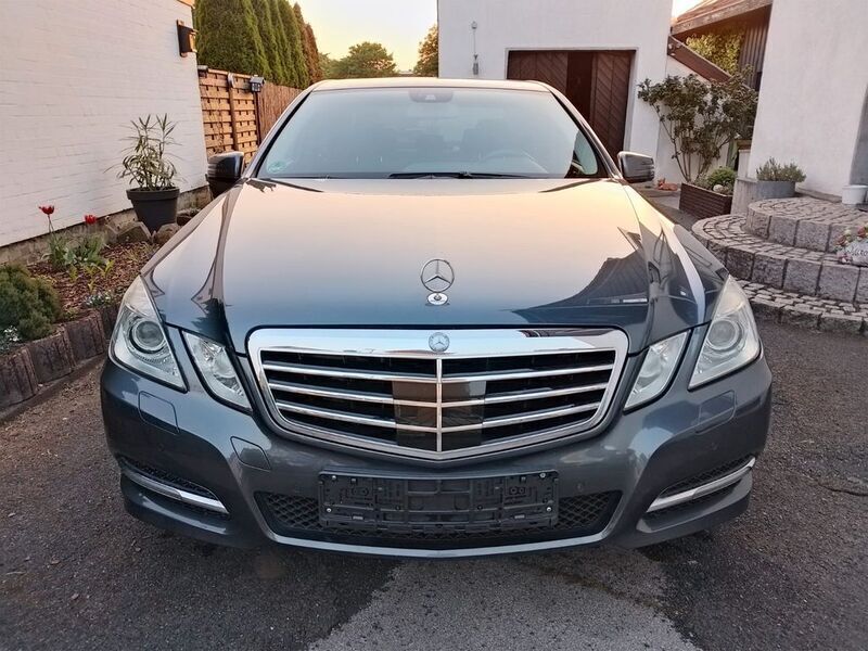 Grau Gebraucht 2011 Mercedes E300 Avantgarde Limousine | 9.790 € (Superpreis) - Bild 1/4