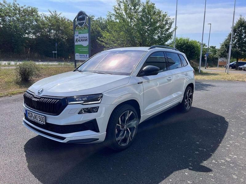 Weiß Gebraucht 2025 Skoda Karoq SportLine SUV | 39.000 € (Fairer Preis) - Bild 1/4