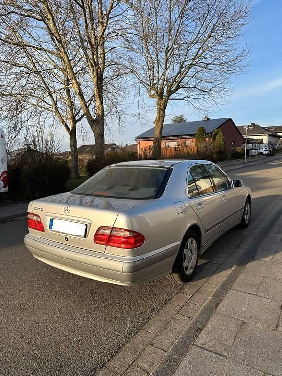 Gebraucht Mercedes E200 163 PS (119 kW) 2001 Silber Limousine