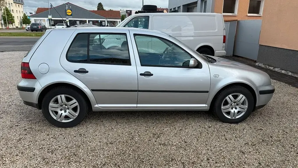 Używany VW Golf IV 101 KM (74 kW) 2002 Srebrny Sedan/Limuzyna