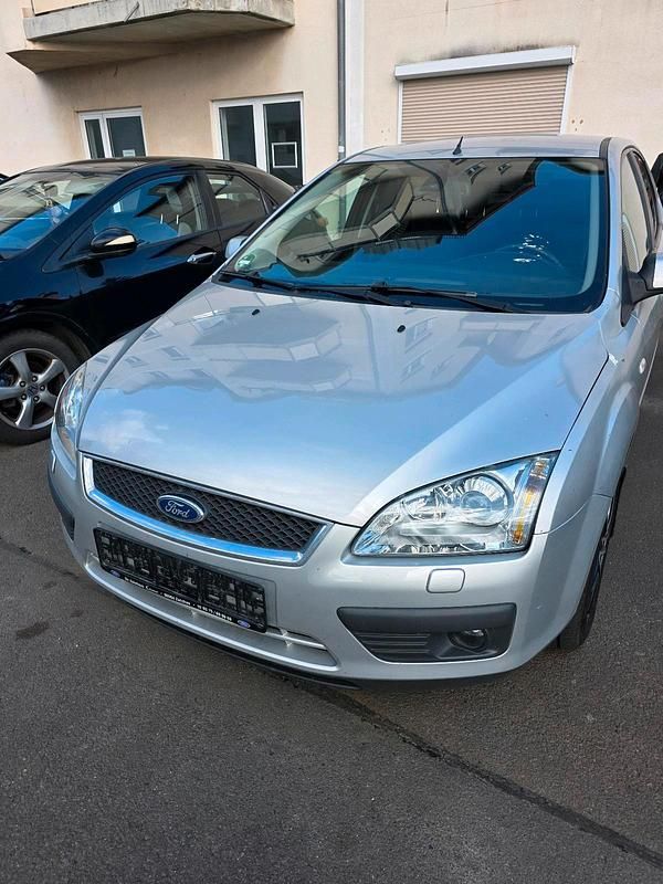 Gebraucht Ford Focus 115 PS (84 kW) 2005 Silber Limousine