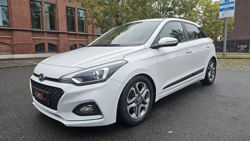 Weiß Gebraucht 2019 Hyundai i20 Style Limousine | 8.491 € (Guter Preis) - Bild 1/4