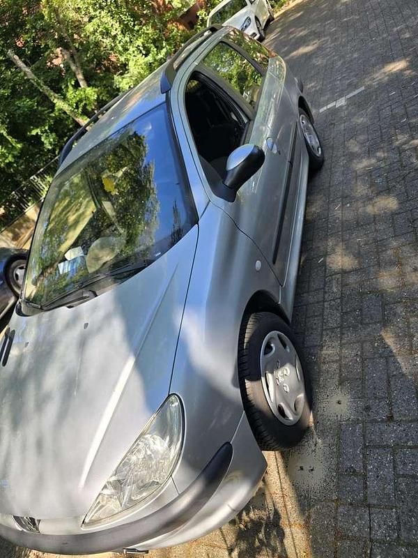 Grau Gebraucht 2003 Peugeot 206 Kombi | 800 € (Fairer Preis) - Bild 1/4