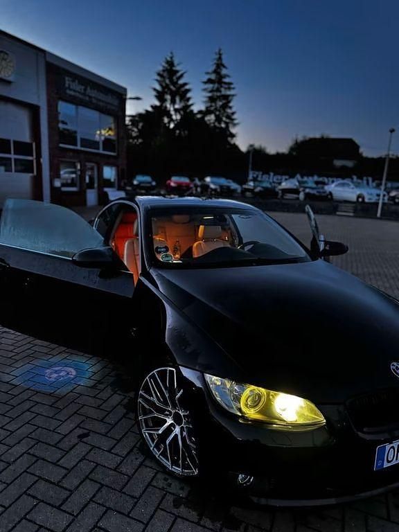 Schwarz Gebraucht 2009 BMW 330 Sport Line Coupé | 9.850 € (Fairer Preis) - Bild 1/4
