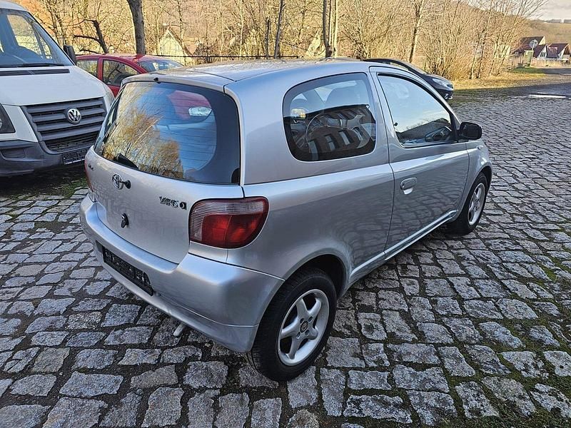 Gebraucht Toyota Yaris 68 PS (50 kW) 2000 Silber Kleinwagen