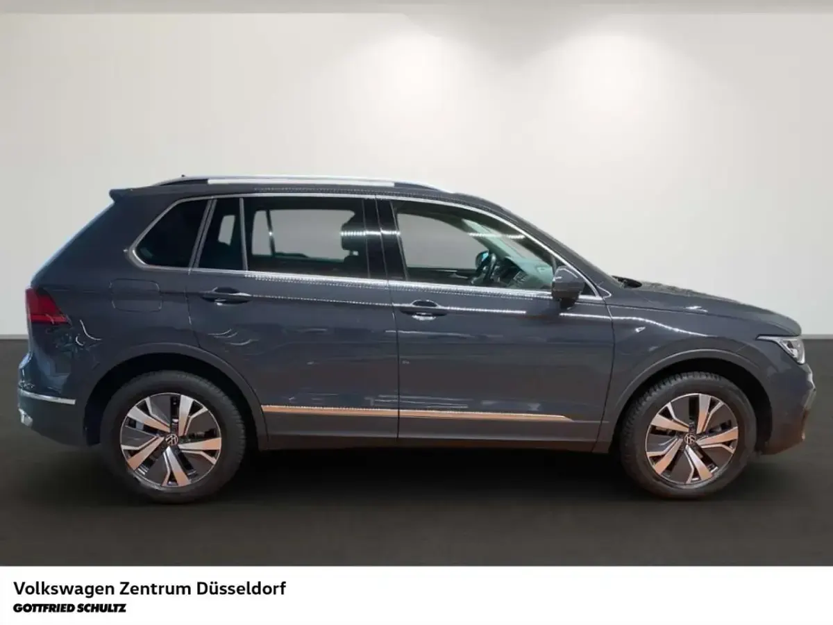 Gebraucht VW Tiguan Elegance 245 PS (180 kW) 2023 Uranograu SUV