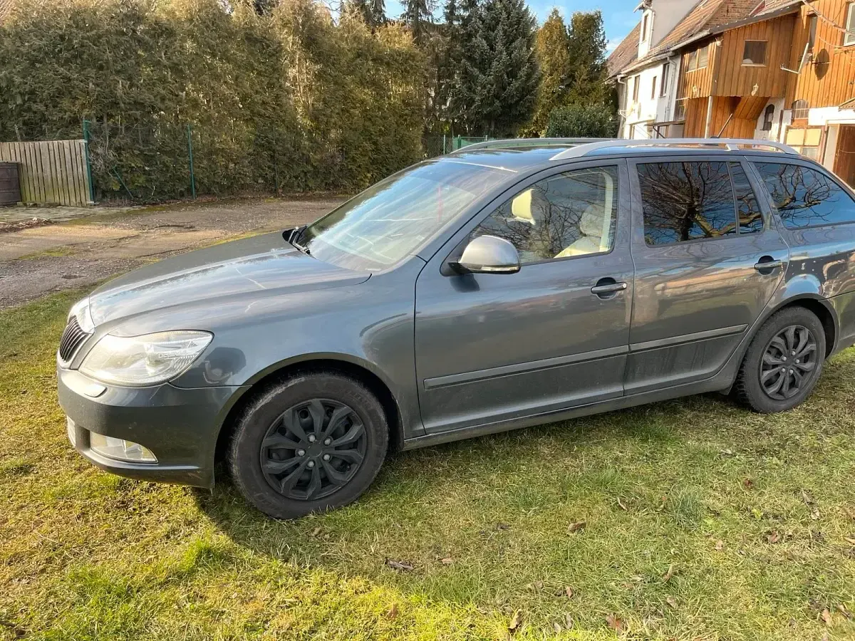 Gebraucht Skoda Octavia 140 PS (102 kW) 2011 Grau Kombi
