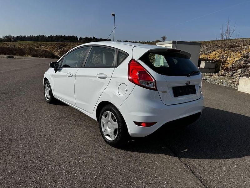 Gebraucht Ford Fiesta Trend 101 PS (74 kW) 2013 Weiß Kleinwagen
