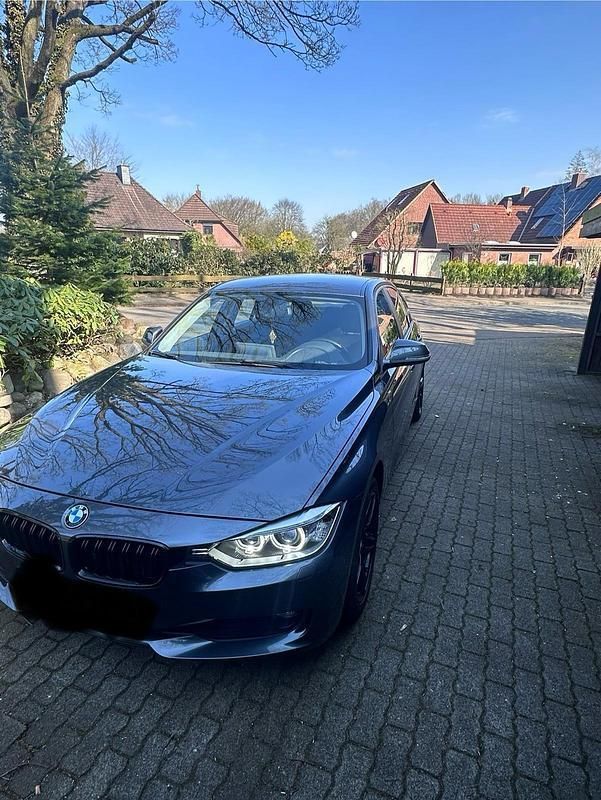 Grau Gebraucht 2012 BMW 318 Limousine | 8.299 € (Fairer Preis) - Bild 1/4