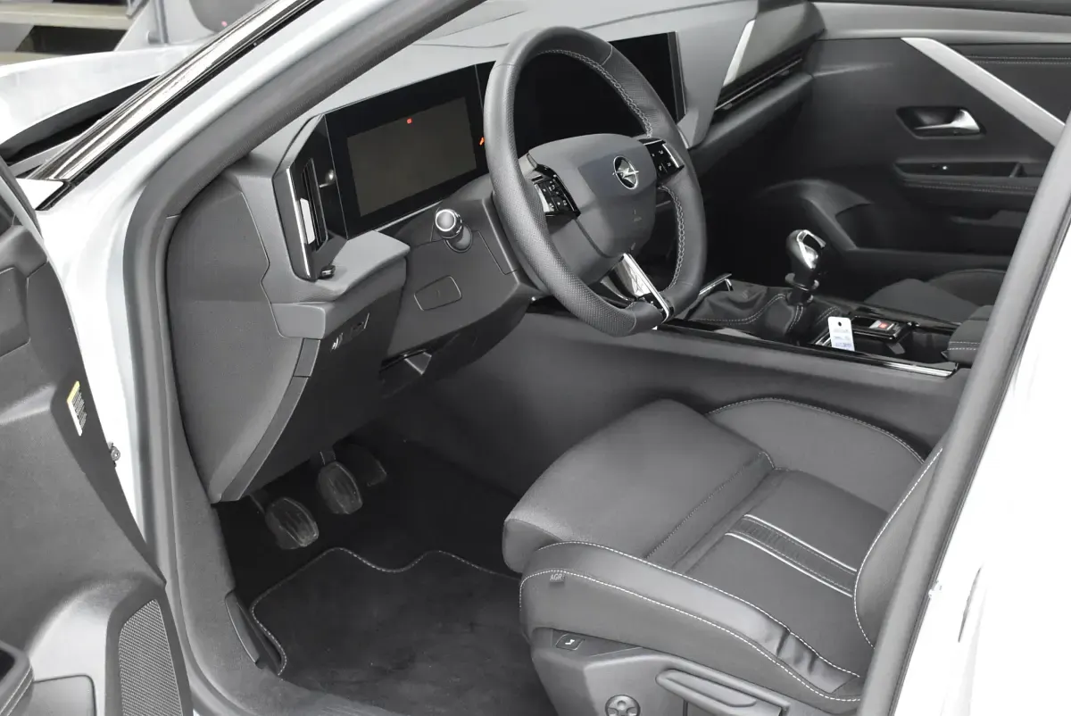 Gebraucht Opel Astra 131 PS (96 kW) 2024 Schwarz karbon schwarz met. Limousine