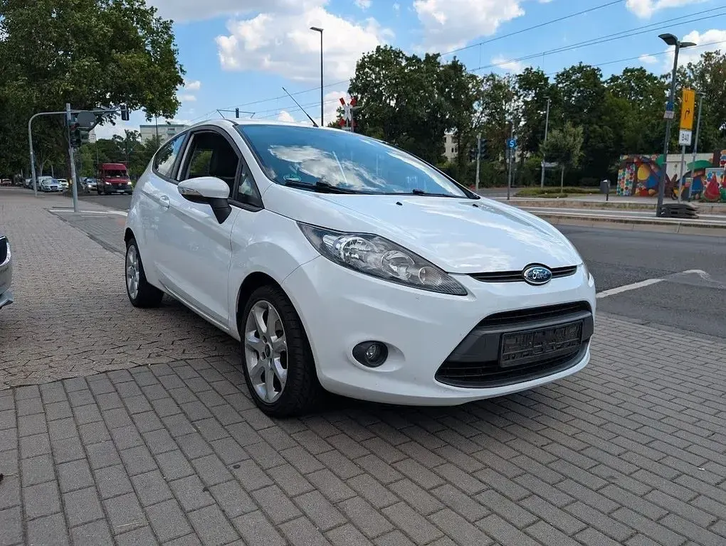 Gebraucht Ford Fiesta Trend 60 PS (44 kW) 2011 Frostweiß Limousine