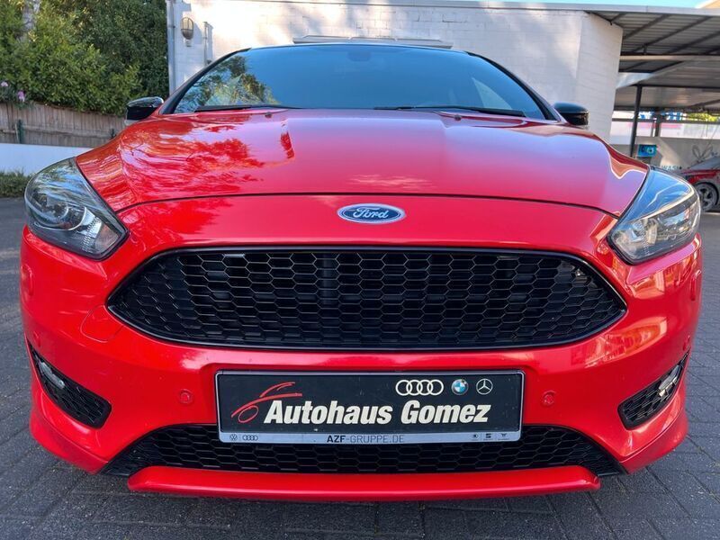 Rot Gebraucht 2018 Ford Focus ST-Line Limousine | 9.990 € (Guter Preis) - Bild 1/4