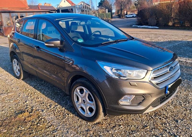 Gebraucht Ford Kuga Trend 120 PS (88 kW) 2019 Grau SUV