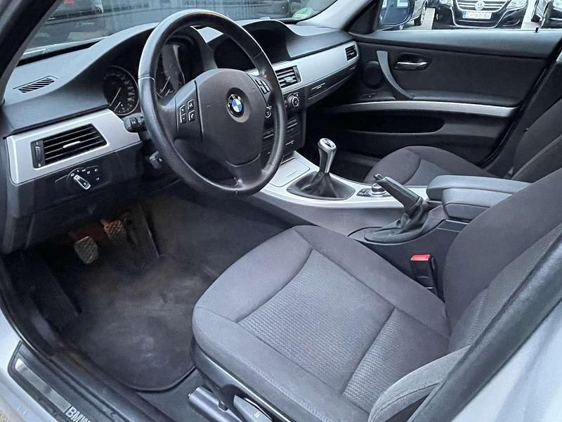 Gebraucht BMW 325 218 PS (160 kW) 2009 Titansilber metallic Limousine