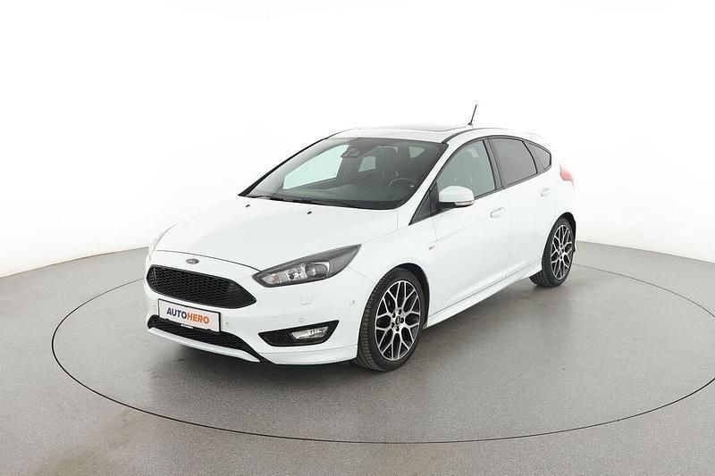 Weiß Gebraucht 2018 Ford Focus ST-Line Limousine | 12.570 € (Guter Preis) - Bild 1/3