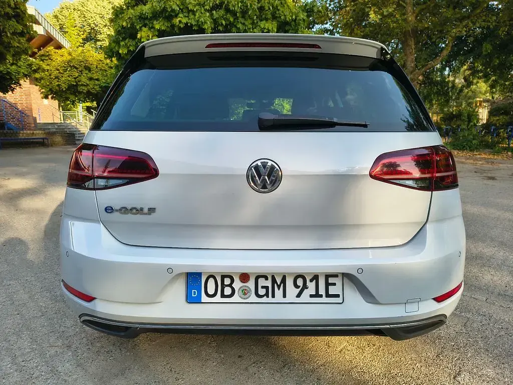 Gebraucht VW e-Golf 100 kW (136 PS) 2017 Weiß Kleinwagen