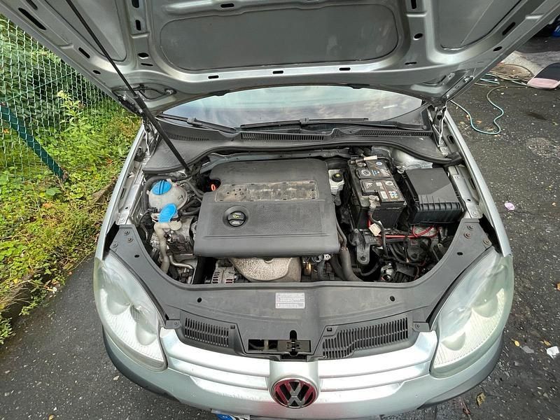 Silber Gebraucht 2004 VW Golf V Limousine | 1.950 € (Fairer Preis) - Bild 1/4