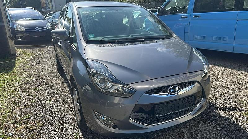 Grau Gebraucht 2012 Hyundai ix20 Kleinwagen | 3.499 € (Guter Preis) - Bild 1/4