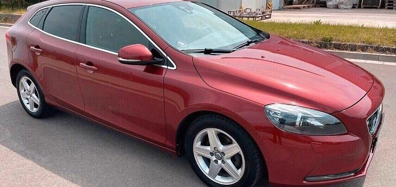 Rot Gebraucht 2012 Volvo V40 Kombi | 7.300 € (Teuer) - Bild 1/4