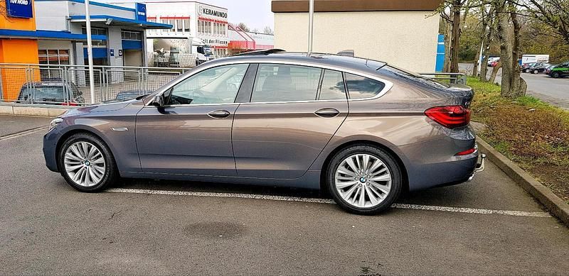 Andere farben Gebraucht 2015 BMW 530 Gran Turismo Comfort Edition Limousine | 24.999 € - Bild 1/4