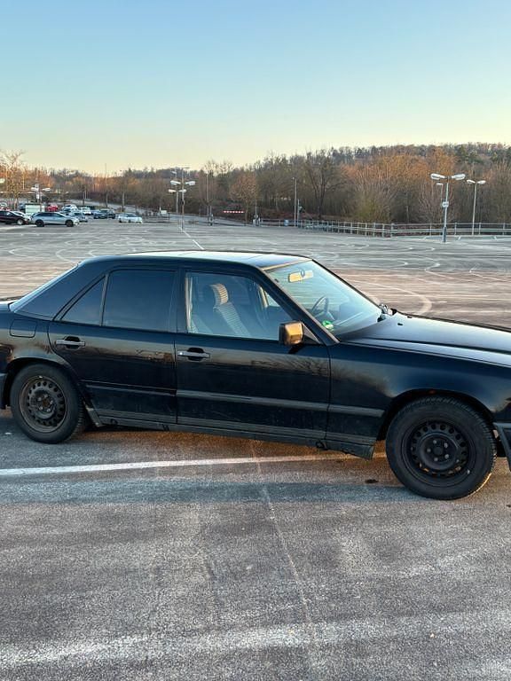 Gebraucht Mercedes 200 118 PS (86 kW) 1990 Schwarz Limousine